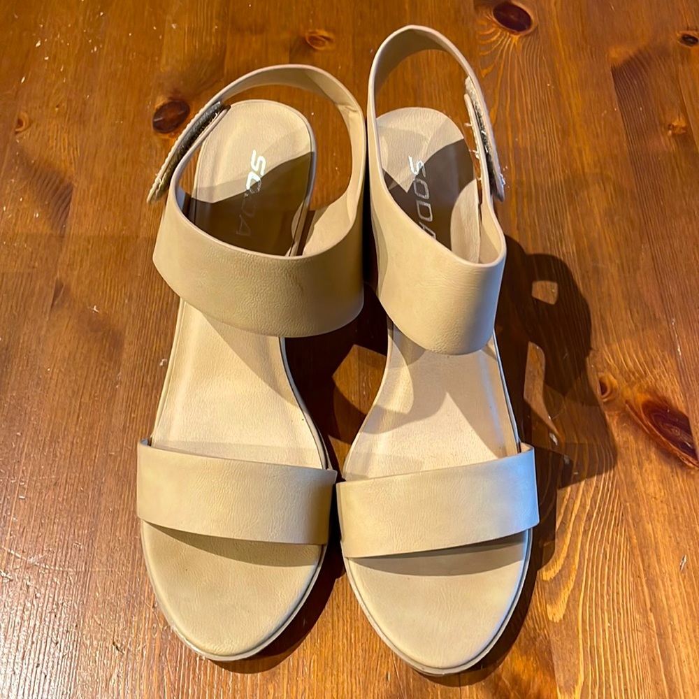 SODA, Women’s shoes, size 11, natural color